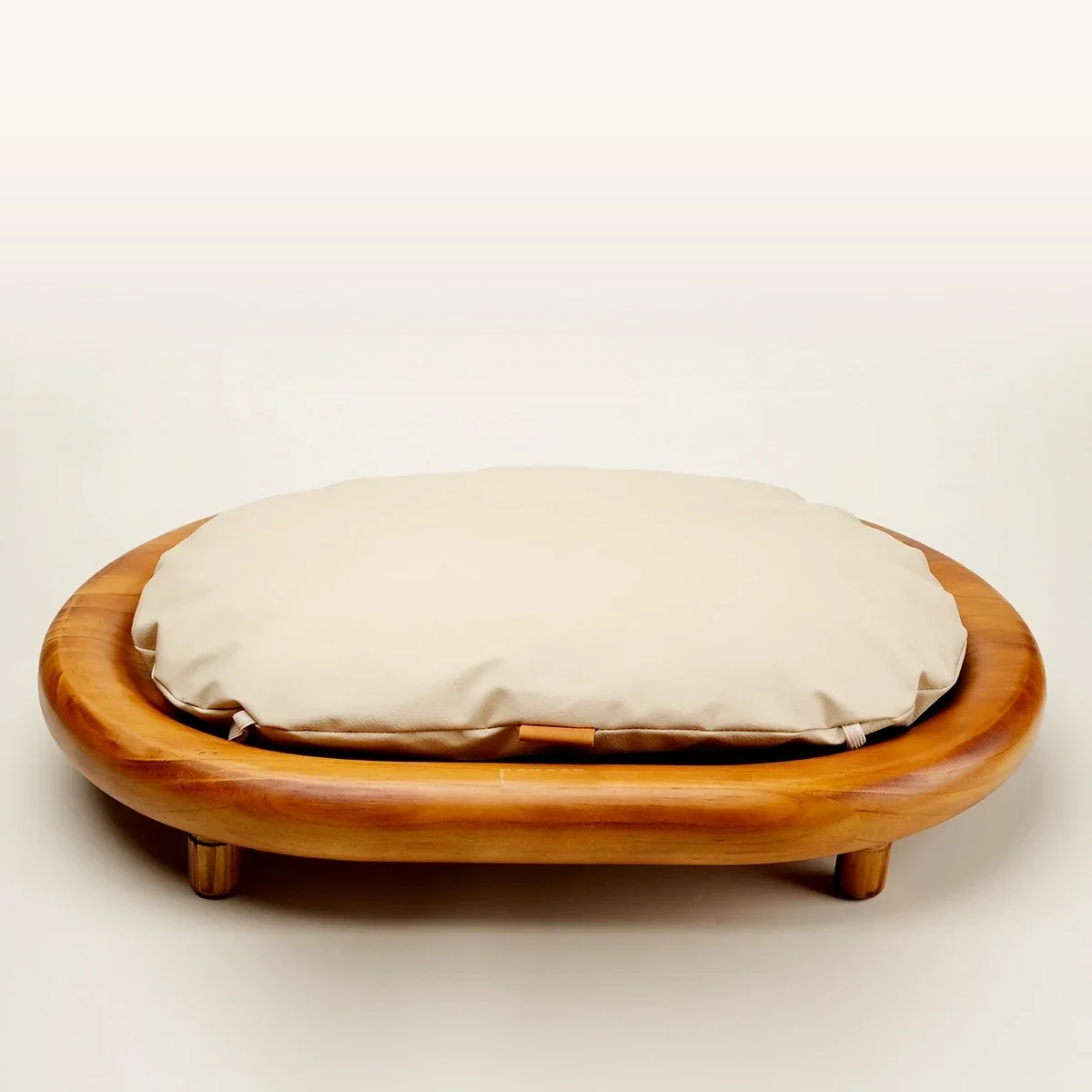 BaKay Brisa — cama em madeira com almofada branca